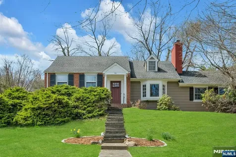 1 Crescent Place Ho-ho-kus NJ 07423