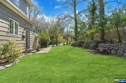 1 Crescent Place Ho-ho-kus NJ 07423
