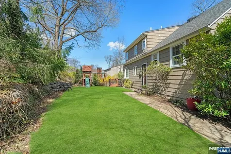 1 Crescent Place Ho-ho-kus NJ 07423