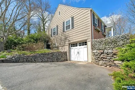 1 Crescent Place Ho-ho-kus NJ 07423
