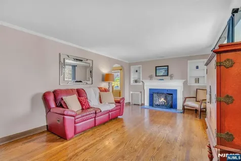 1 Crescent Place Ho-ho-kus NJ 07423