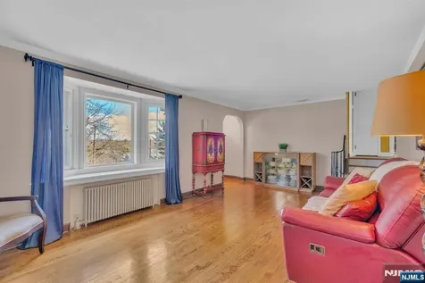 1 Crescent Place Ho-ho-kus NJ 07423