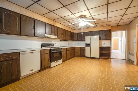 390 Lafayette Street Newark NJ 07105