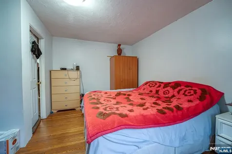 390 Lafayette Street Newark NJ 07105