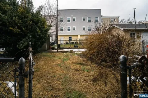 390 Lafayette Street Newark NJ 07105