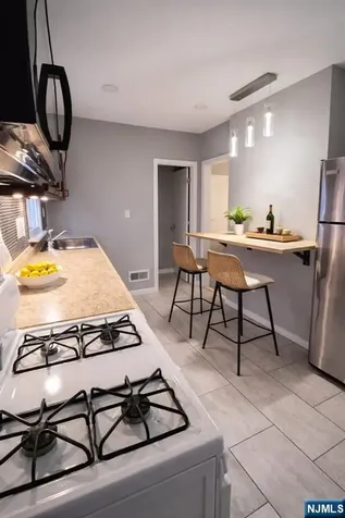 633 Thomas Boulevard East Orange NJ 07017