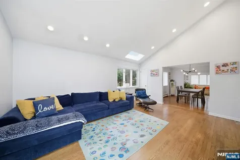 126 Sussex Road Tenafly NJ 07670