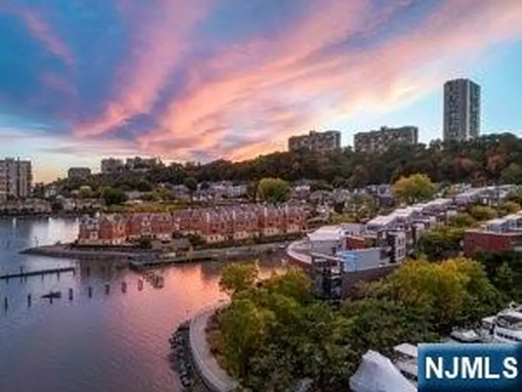 22 Vela Way Edgewater NJ 07020