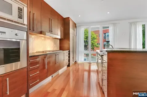 22 Vela Way Edgewater NJ 07020