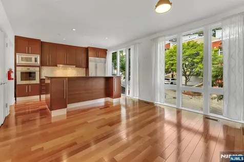 22 Vela Way Edgewater NJ 07020