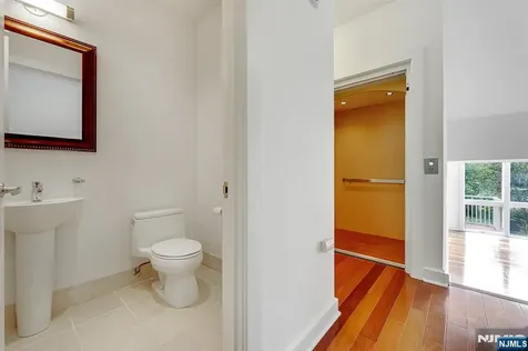 22 Vela Way Edgewater NJ 07020