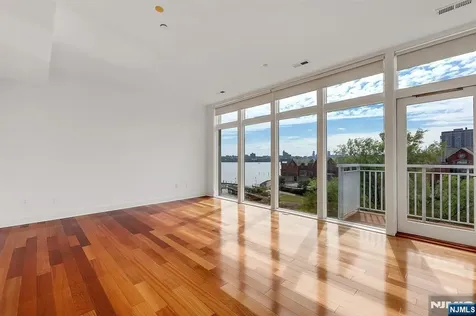 22 Vela Way Edgewater NJ 07020