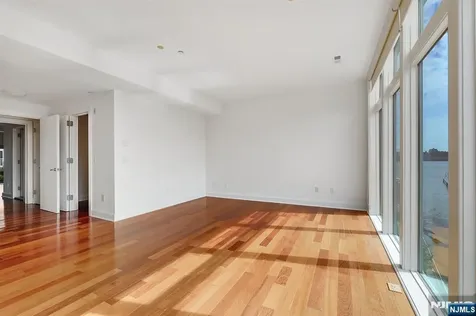 22 Vela Way Edgewater NJ 07020