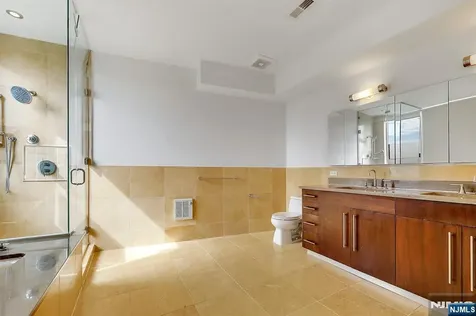 22 Vela Way Edgewater NJ 07020