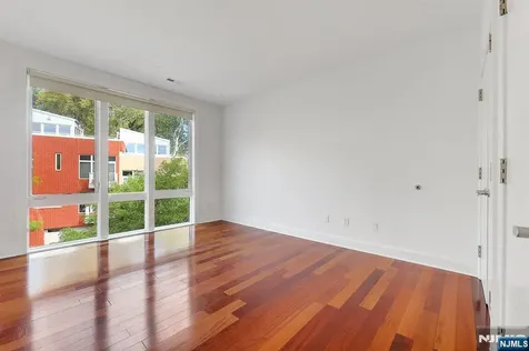 22 Vela Way Edgewater NJ 07020