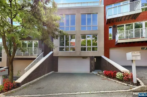 22 Vela Way Edgewater NJ 07020