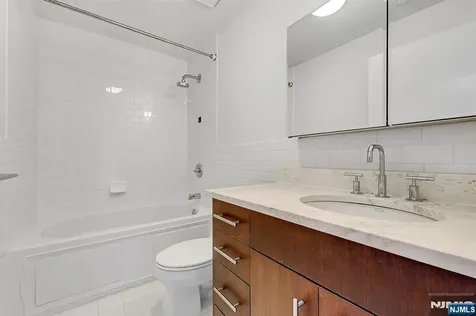 22 Vela Way Edgewater NJ 07020