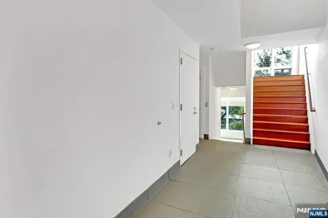 22 Vela Way Edgewater NJ 07020