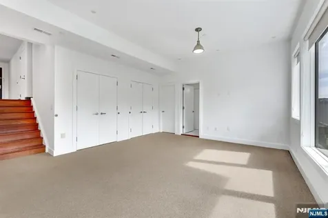 22 Vela Way Edgewater NJ 07020