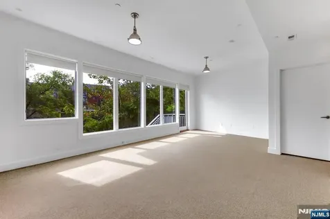 22 Vela Way Edgewater NJ 07020