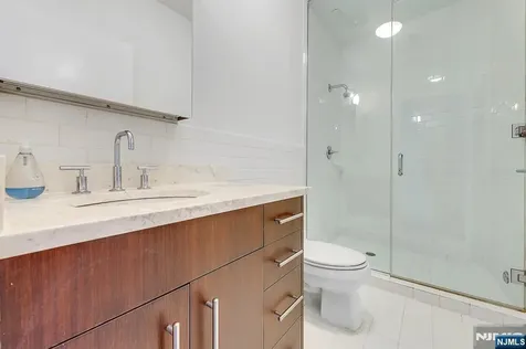 22 Vela Way Edgewater NJ 07020