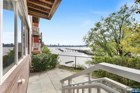 22 Vela Way Edgewater NJ 07020
