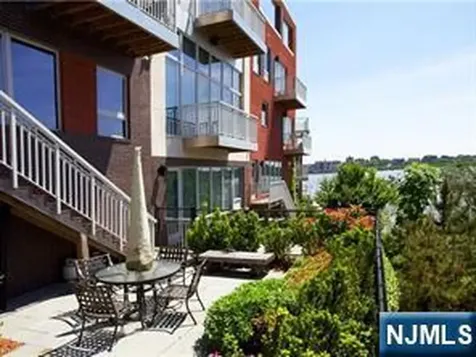 22 Vela Way Edgewater NJ 07020