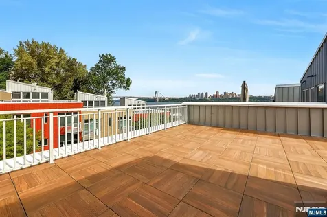 22 Vela Way Edgewater NJ 07020