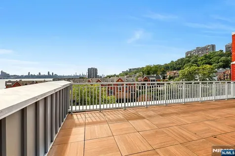 22 Vela Way Edgewater NJ 07020