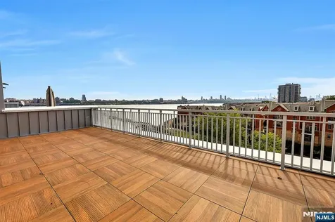 22 Vela Way Edgewater NJ 07020
