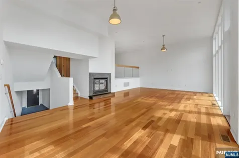 22 Vela Way Edgewater NJ 07020