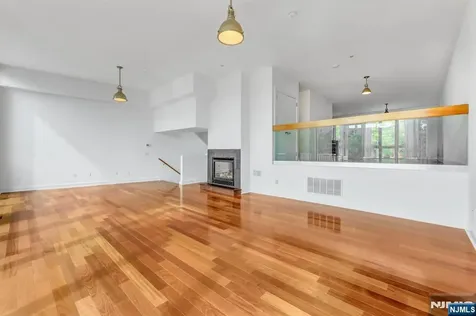 22 Vela Way Edgewater NJ 07020