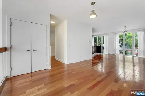 22 Vela Way Edgewater NJ 07020