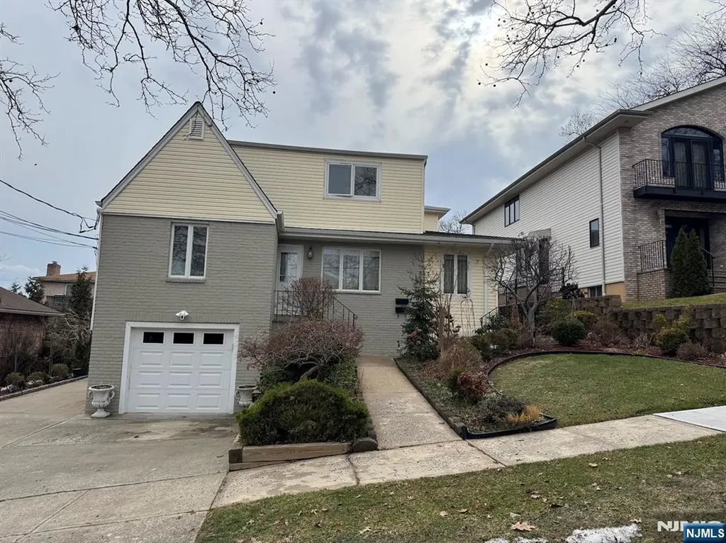 800 De Lalla Terrace Ridgefield NJ 07657