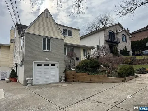 800 De Lalla Terrace Ridgefield NJ 07657