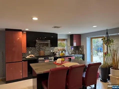 800 De Lalla Terrace Ridgefield NJ 07657