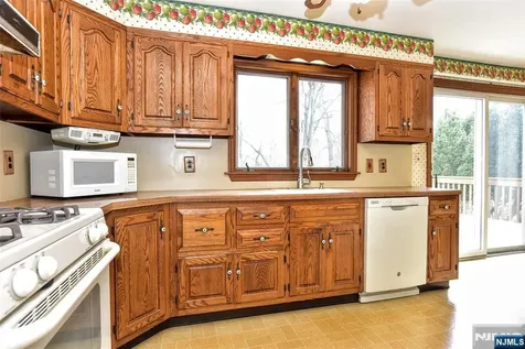 16 Wilson Terrace Waldwick NJ 07463