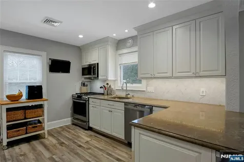8 Edgewood Avenue Wyckoff NJ 07481