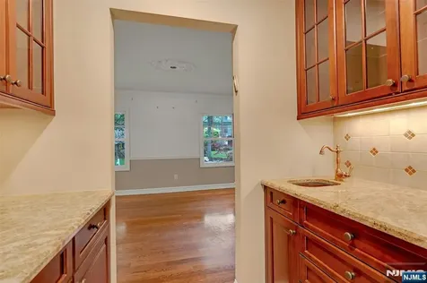506 Sunderland Road Teaneck NJ 07666