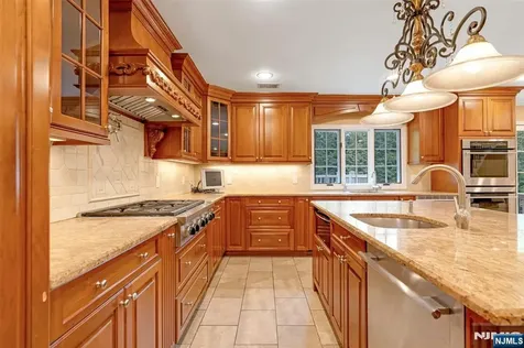 506 Sunderland Road Teaneck NJ 07666