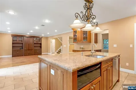 506 Sunderland Road Teaneck NJ 07666