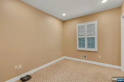 506 Sunderland Road Teaneck NJ 07666