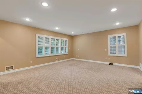 506 Sunderland Road Teaneck NJ 07666