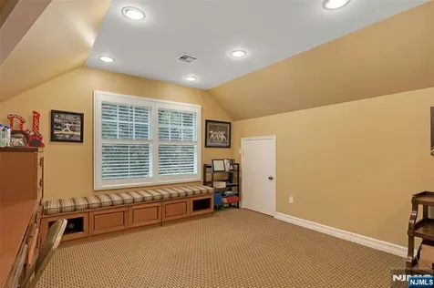 506 Sunderland Road Teaneck NJ 07666