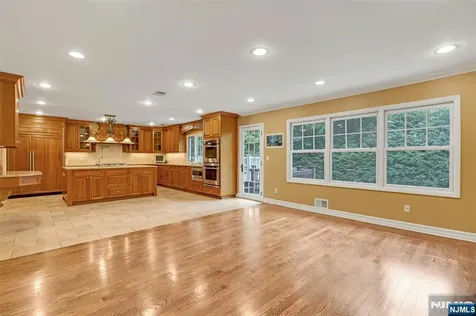 506 Sunderland Road Teaneck NJ 07666
