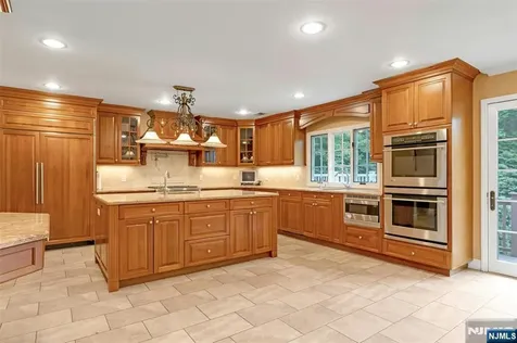 506 Sunderland Road Teaneck NJ 07666