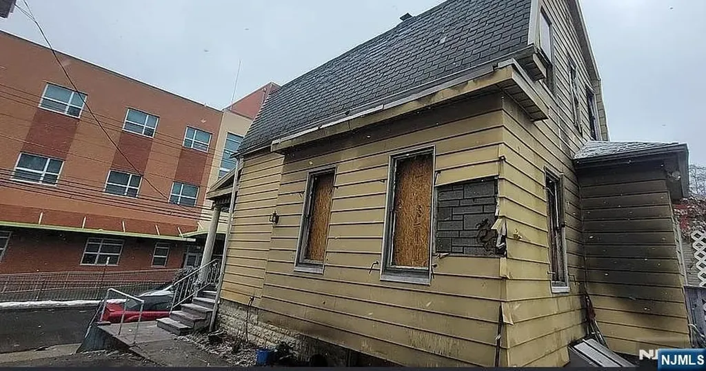 176 Madison Avenue Irvington NJ 07111