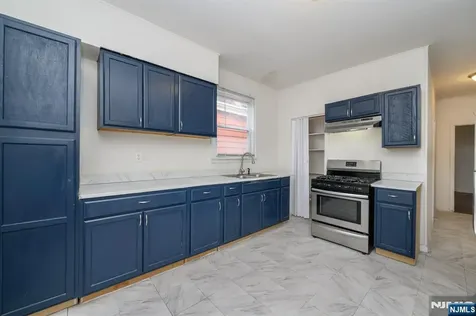 1053 Hunterdon Street Newark NJ 07112