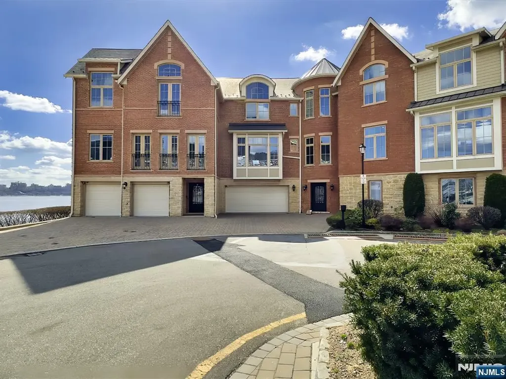 25 Moorings Lane Edgewater NJ 07020