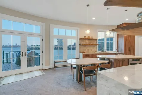 25 Moorings Lane Edgewater NJ 07020